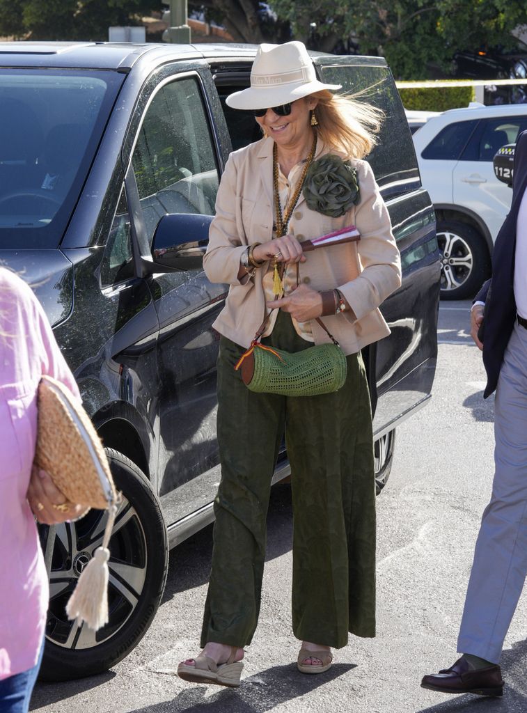 Doña Elena eligió un look informal para su tarde de toros