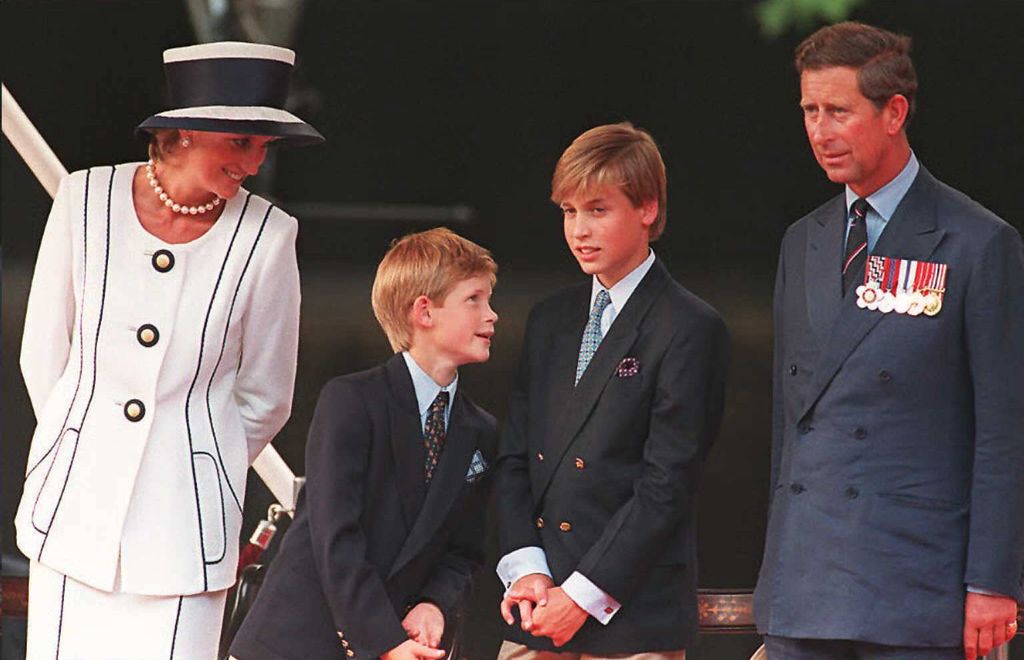 La princesa Diana y el príncipe Carlos con sus hijos William y Harry en las conmemoraciones del Día de la Victoria en Londres en agosto de 1995.