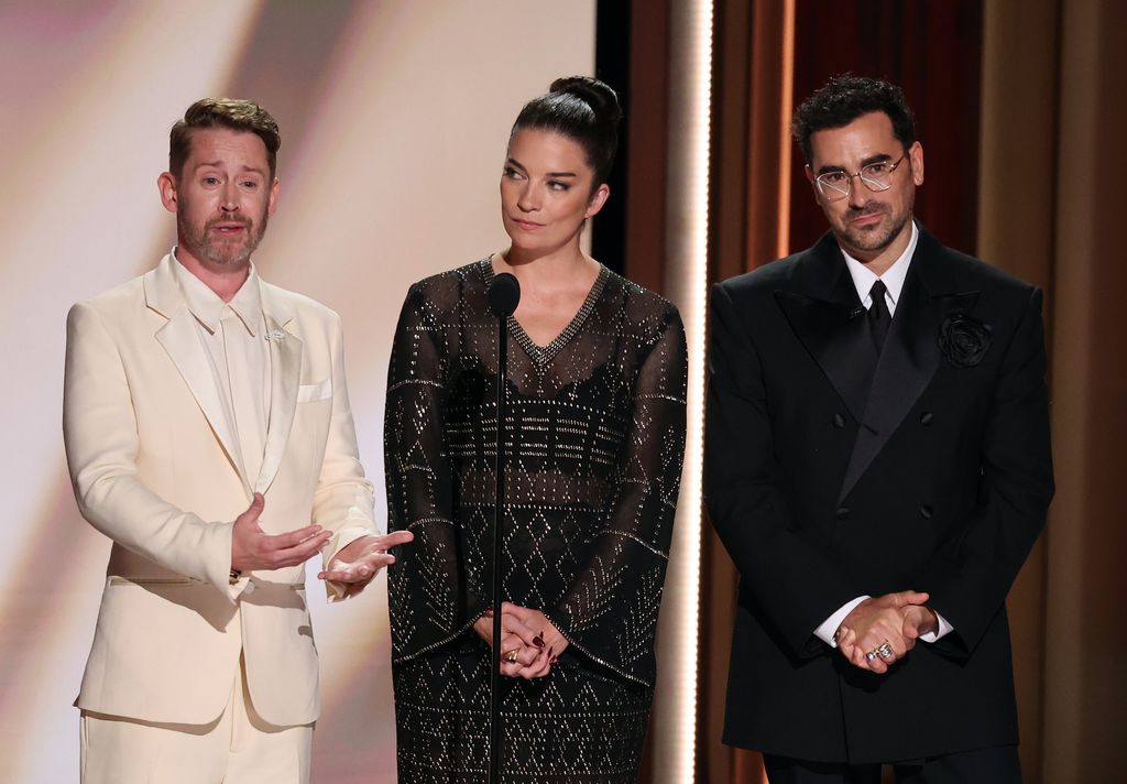 Macaulay Culkin, Annie Murphy y Dan Levy en el escenario de los Emmy 2026.