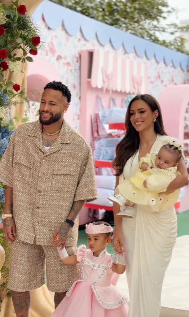 La pareja también trajo a su hija recién nacida, Mel, quien se unió a la familia recientemente en julio de 2025.