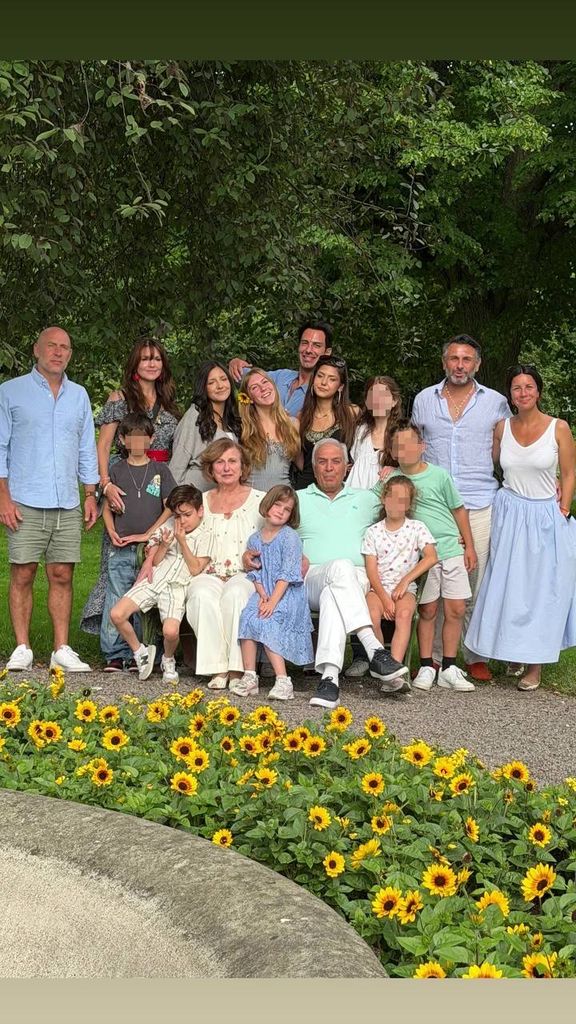 Lucía y Renn posaron felices junto a sus abuelos, los padres de Jwan Yosef.