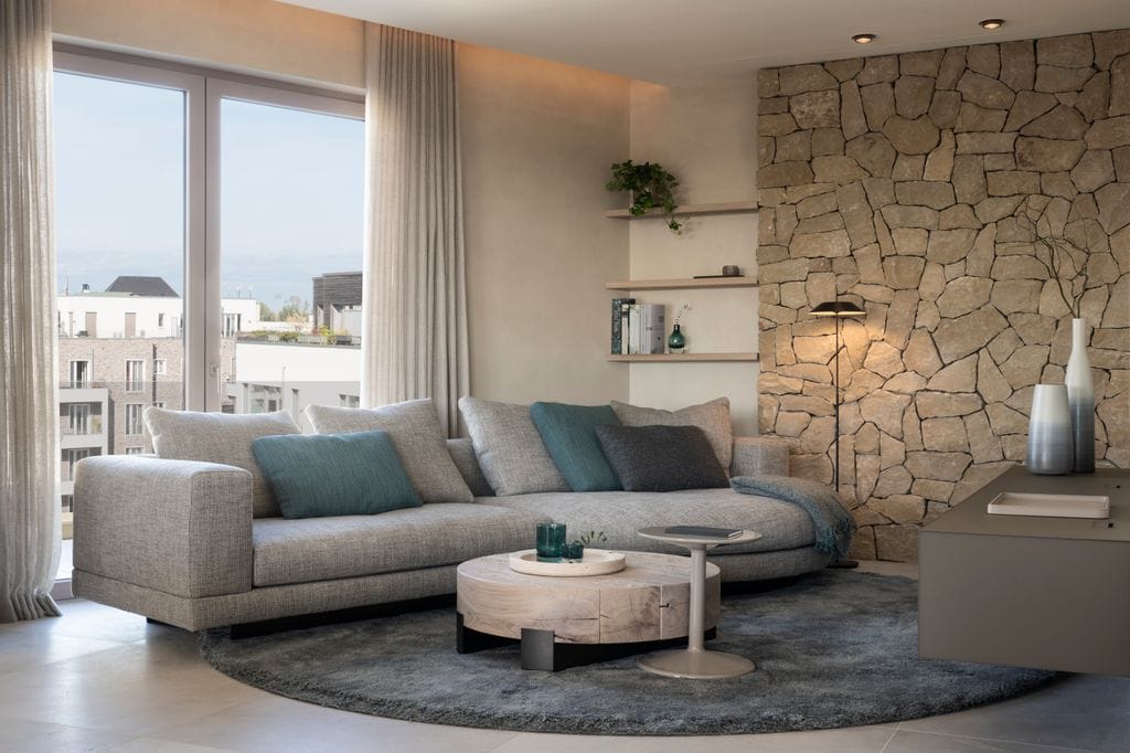 Salón con la pared de acento revestida en piedra