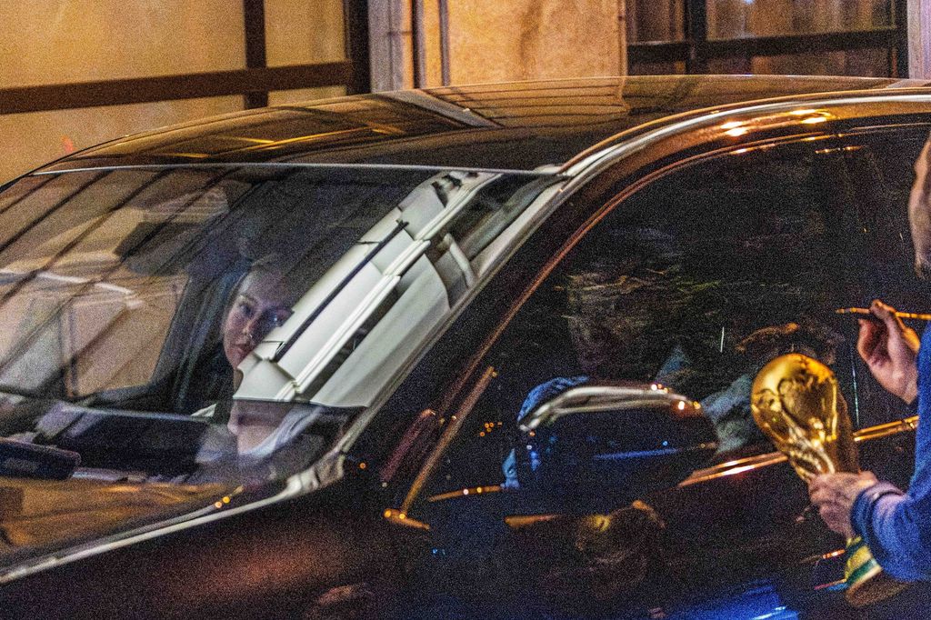 Kylian Mbappé y Ester Expósito se marcharon juntos después de su cena.