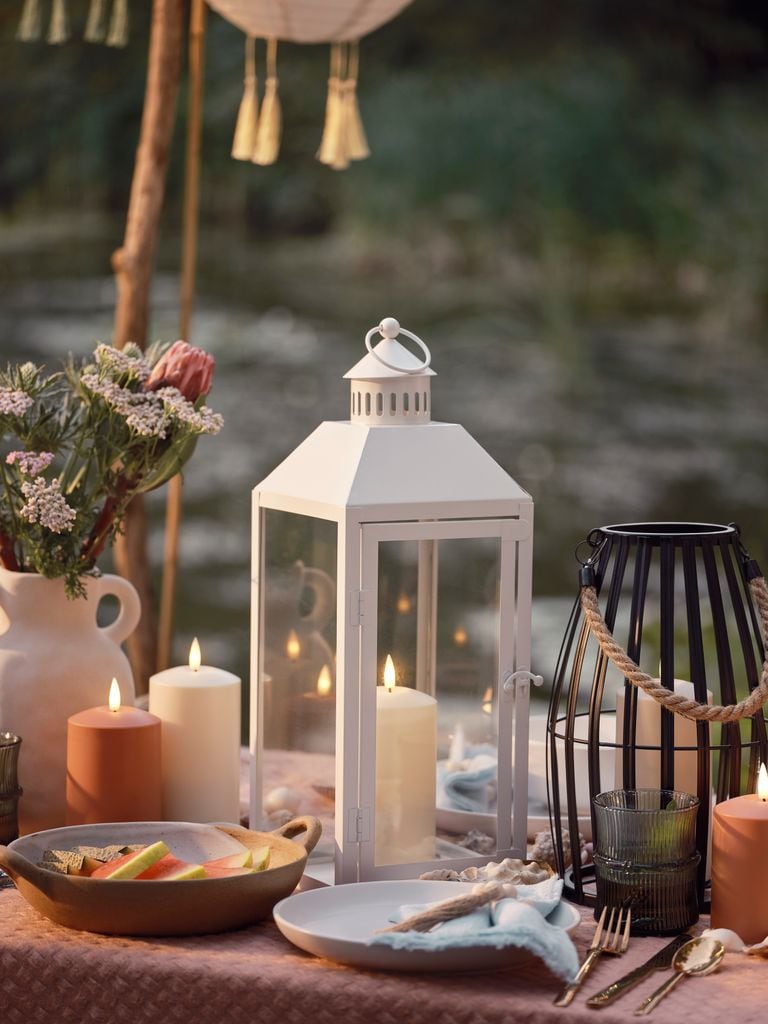 Mesa de verano con faroles