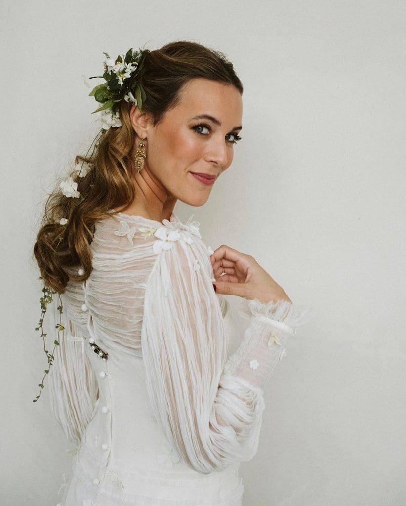 Semirrecogido con flores para novias y look romántico