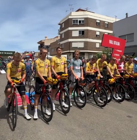 Minuto de silencio en La Vuelta ciclista a España por el rey Harald V