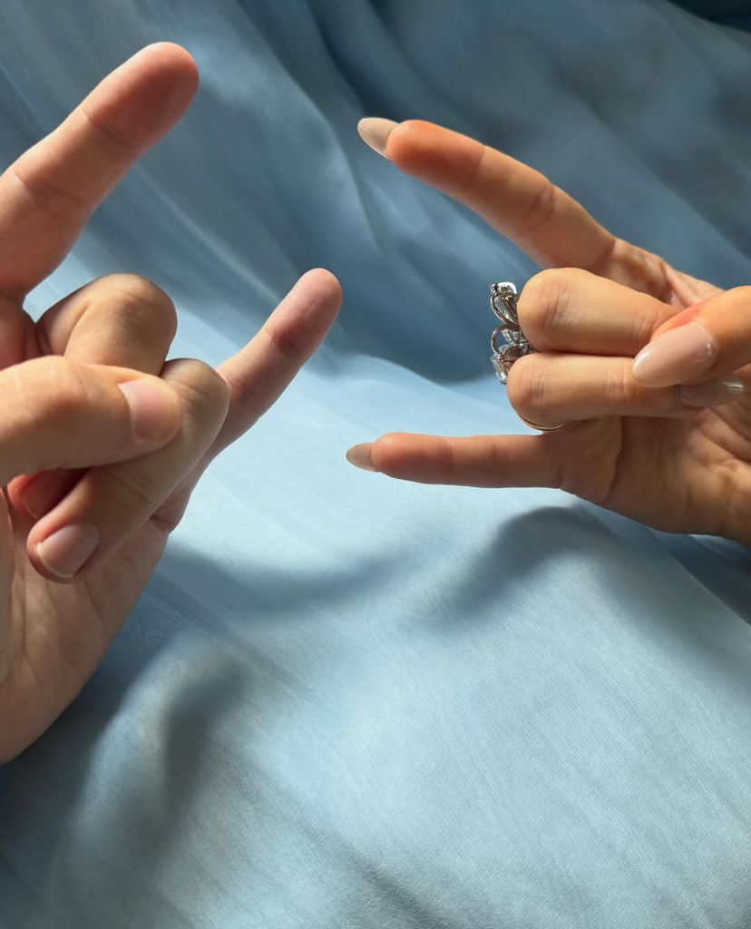 Los padres hacen la mano cornuta, imitando el gesto de su bebé 