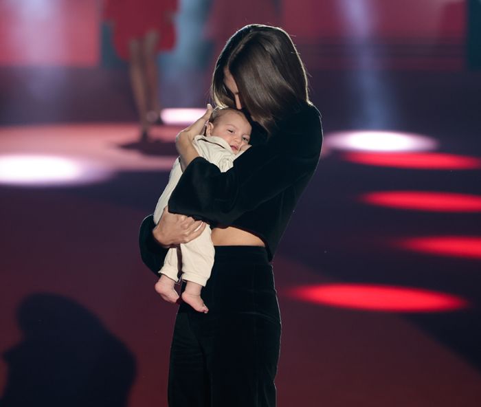 Neus Bermejo desfila con su bebé de dos meses