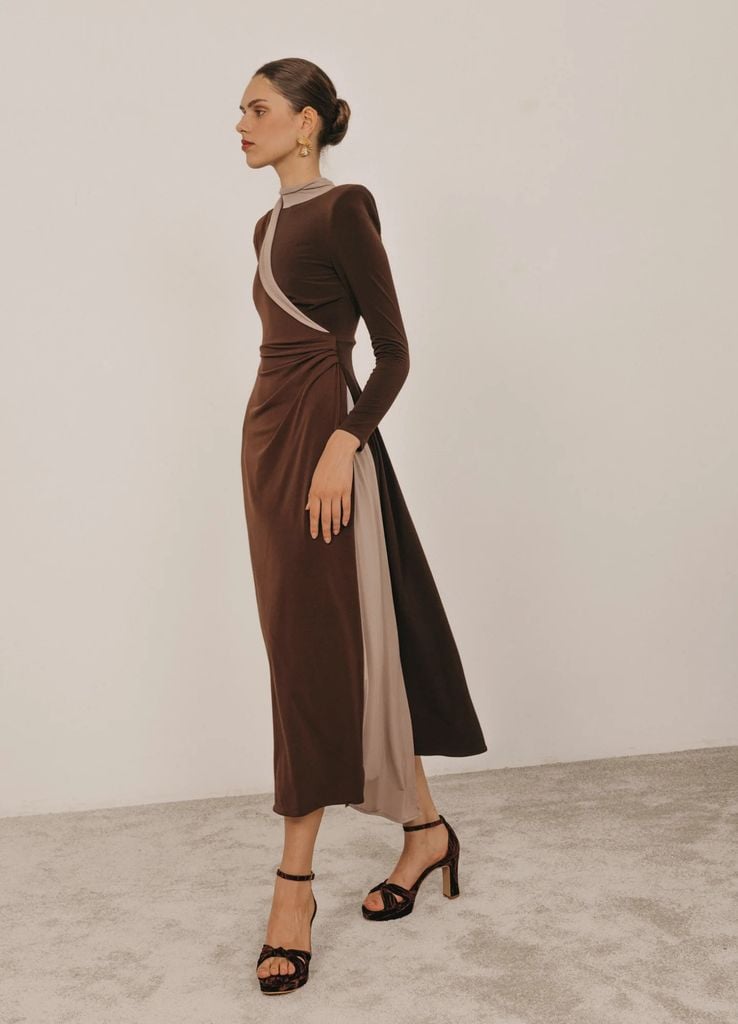 Vestido de invitada bicolor en marrón chocolate y beige de Cherubina