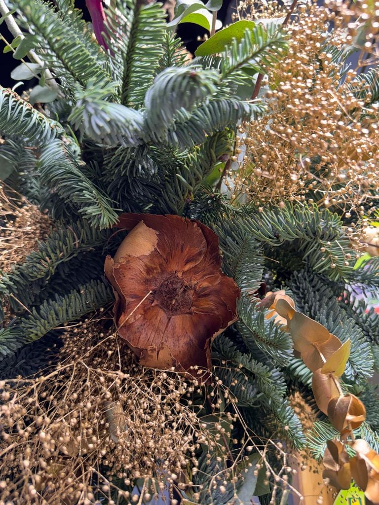 Detalle de una flor de palma en la decoración navideña vegetal