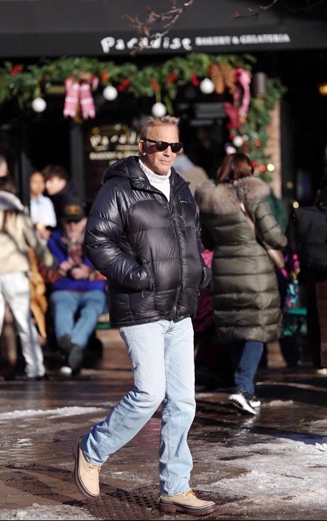 El ganador del Oscar lucía relajado en las calles de Aspen abrigado con una chamarra acolchada sobre un suéter de cuello alto, combinada con jeans y gafas de sol.