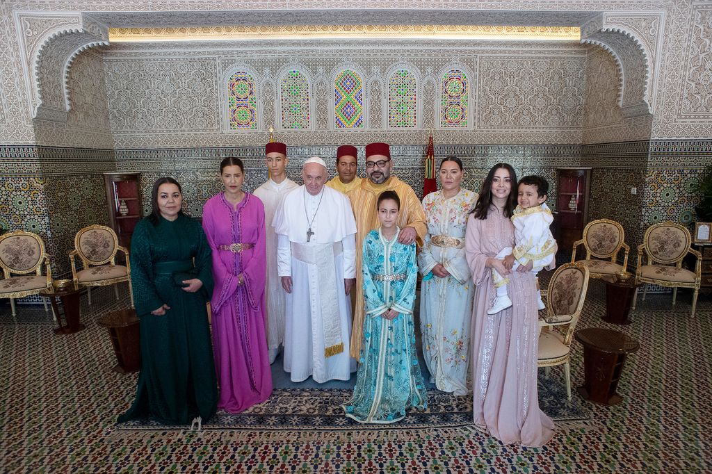 Plano entero de El papa Francisco con la Familia Real de Marruecos en una visita