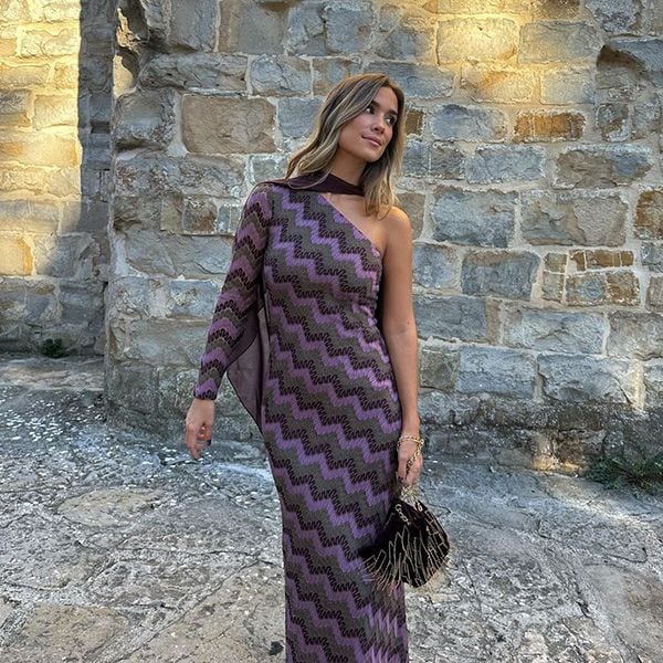 María Pombo con vestido asimétricos de Baymo y capa