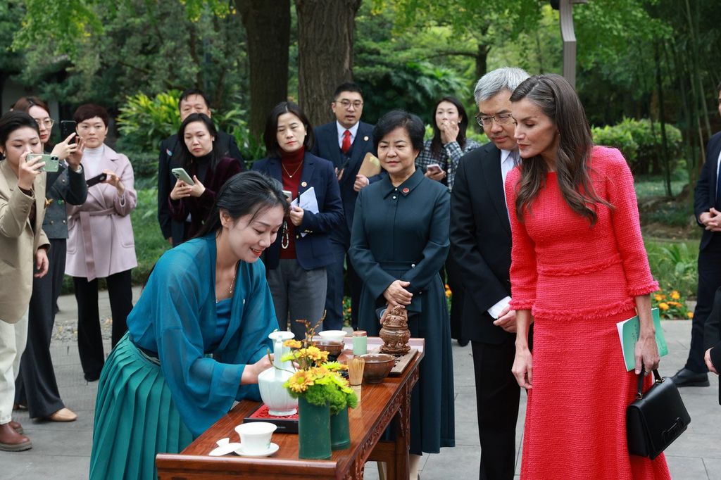 La reina Letizia participa de la ceremonia milenaria del té en China