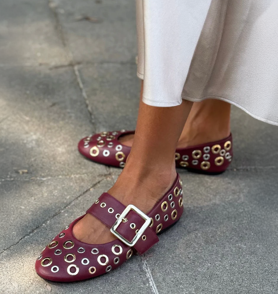 Bailarinas burdeos con tachuelas
