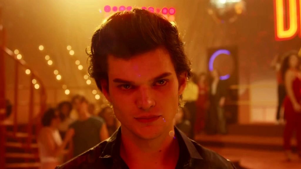 Homer es Robert Mallory, el misterioso estudiante cuya llegada cambia por completo la vida de Bret, el protagonista de la historia