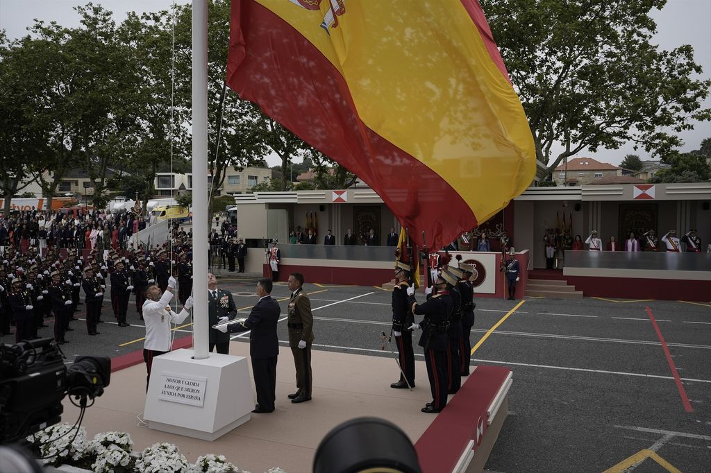 Momento en el que se descuelga la bandera