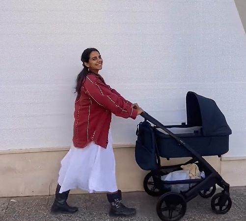 Lola Orellana paseando a su recién nacida