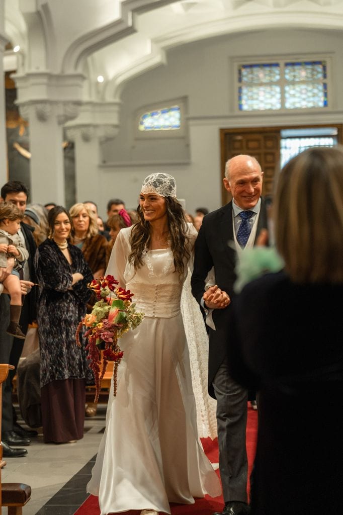 Look de novia con velo pirata hecho con casquete de mantilla