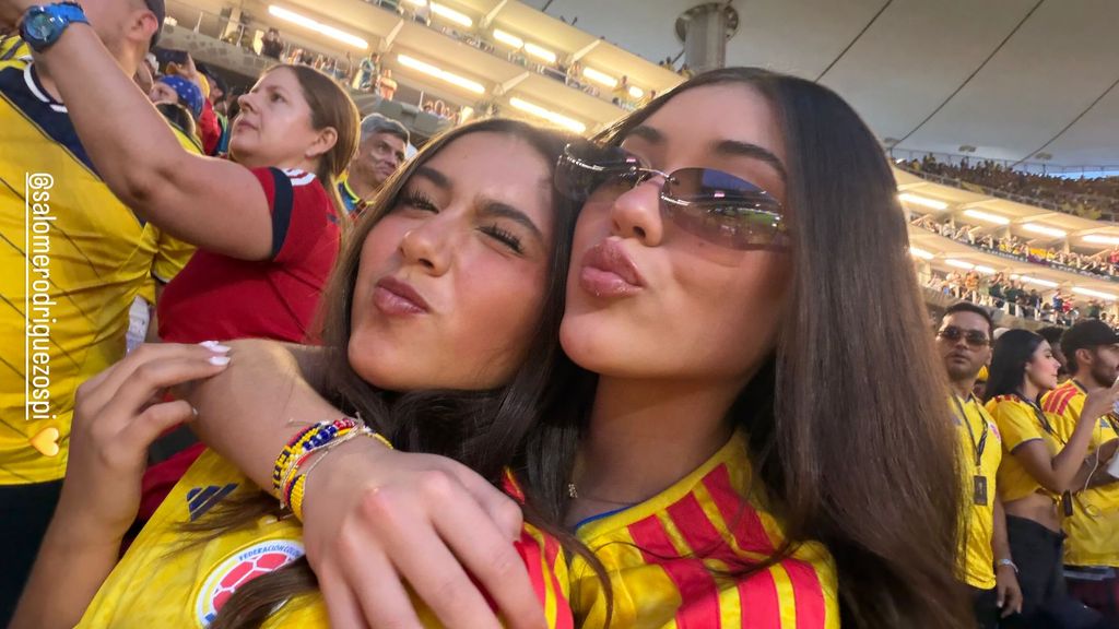Salomé Rodríguez con su prima Dulce María Ospina en el partido de Colombia vs Congo en la ciudad de Guadalajara, en México.