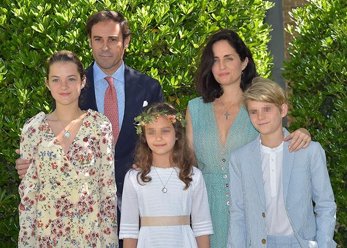 Olimpia, la hija de Miguel Báez 'Litri' en la comunión de su hermana Atalanta