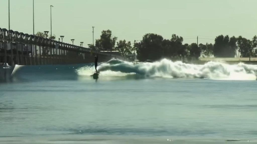 El príncipe Harry ha mejorado su técnica de surfeo 