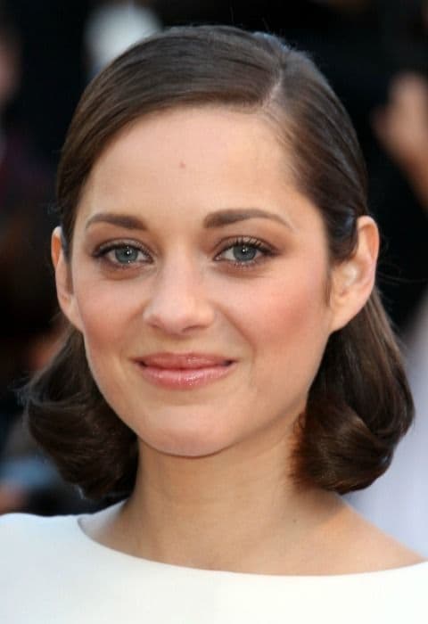 Marion Cotillard apuesta por un look con pelo algo más largo, que permite moldear el cabello tanto con un mermaid look como con un falso bob de puntas para dentro. 