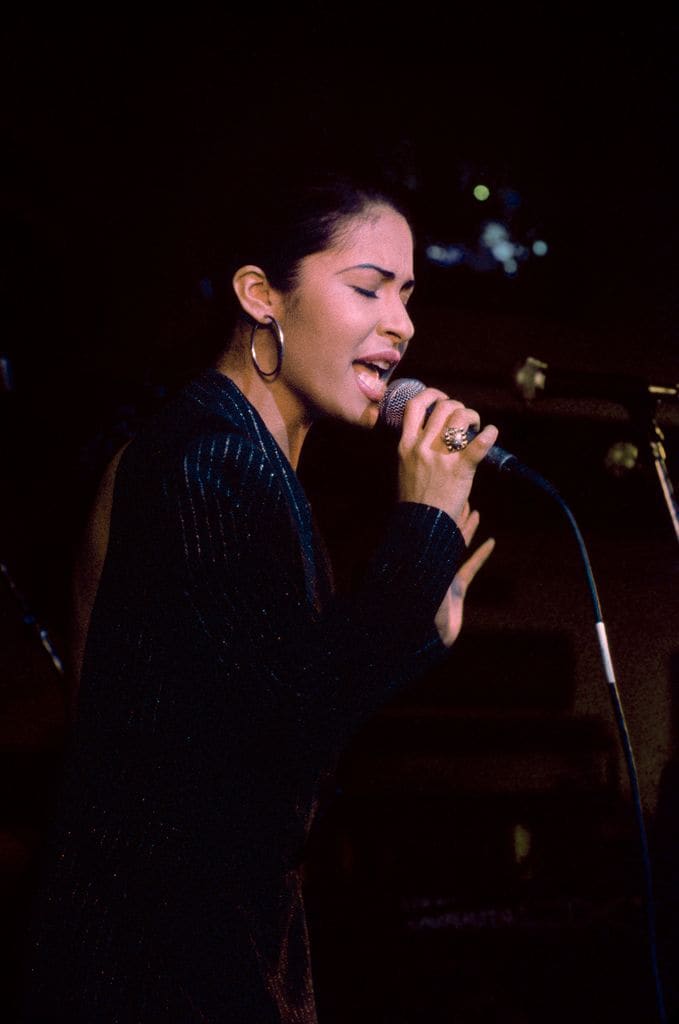 Selena Quintanilla se presenta en el opening del Hard Rock Cafe en 1995 en San Antonio, Texas. 