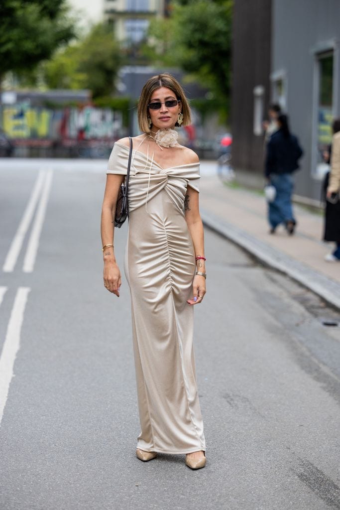 Michelle Fleur lleva vestido de seda, bolso negro fuera de Gestuz durante la Semana de la Moda de Copenhague Primavera/Verano 2024 el 10 de agosto de 2023 en Copenhague, Dinamarca.