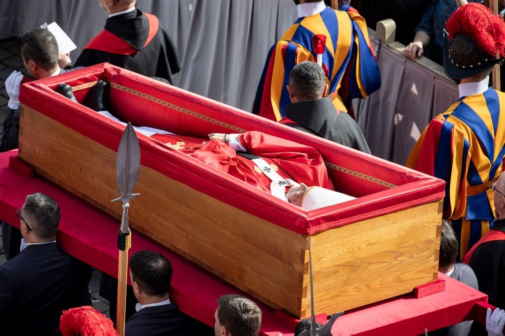 Los restos del Papa Francisco descansan en un sencillo ataúd de madera, forrado de terciopelo rojo