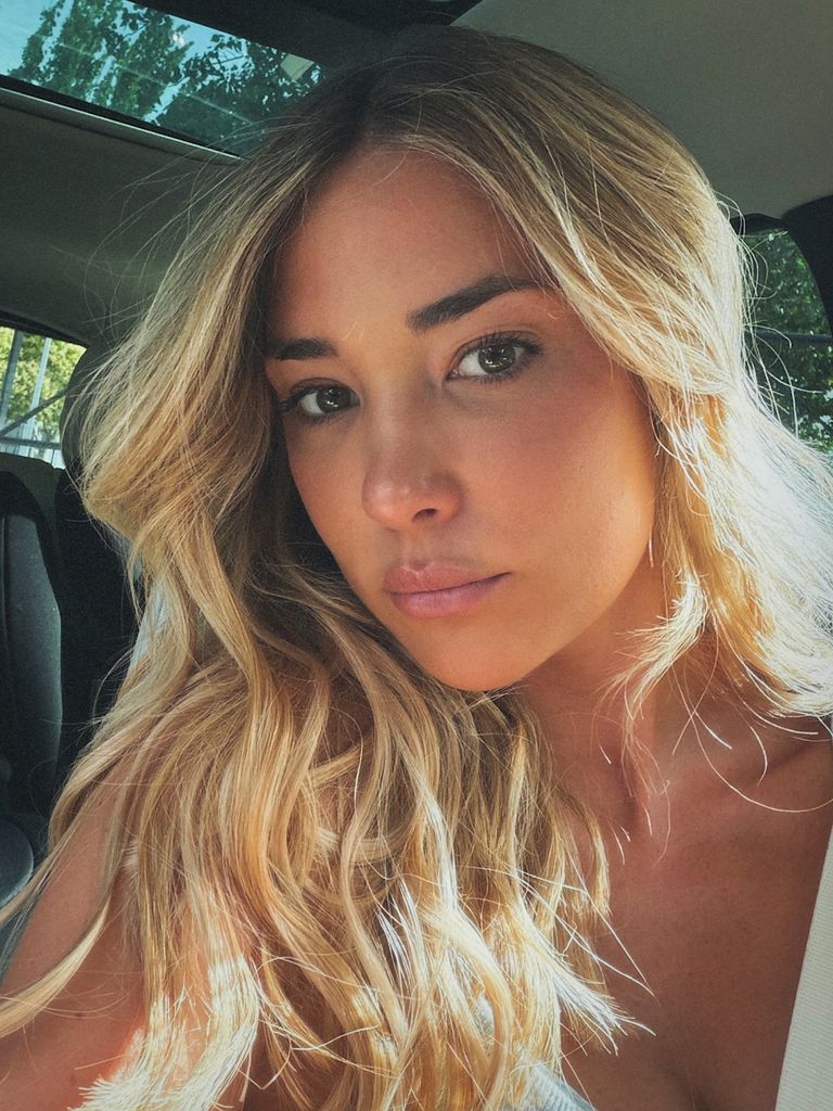 Alice Campello en el coche con el pelo suelto y ondulado