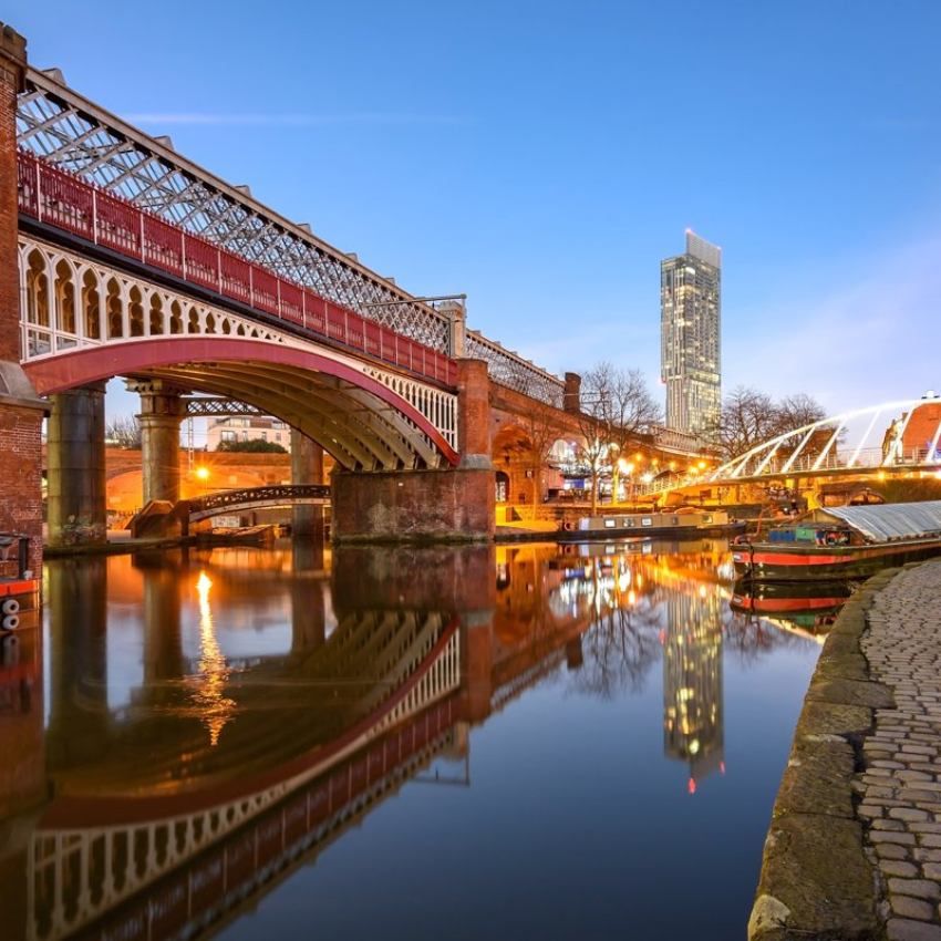 La torre Beetham, reflejada en el canal, es el edificio más alto de Manchester.
