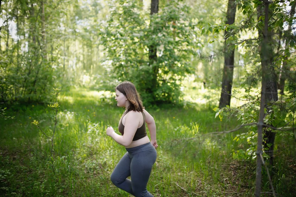 Chica adolescente con sobrepeso haciendo deporte al aire libre