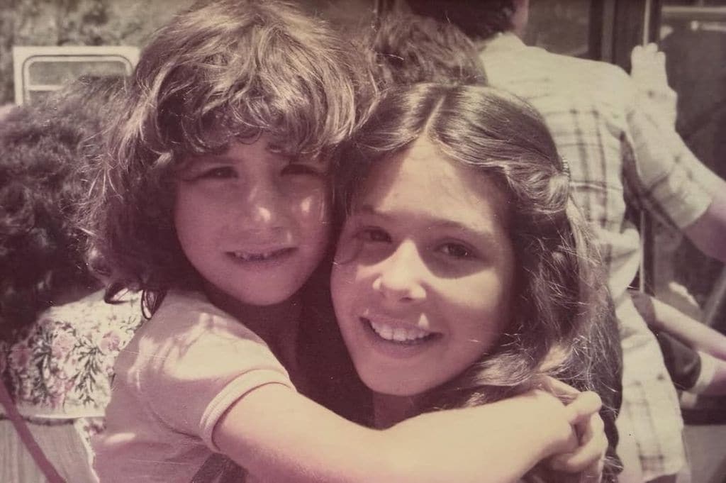 Nuria Roca y su hermana Ruth de niñas