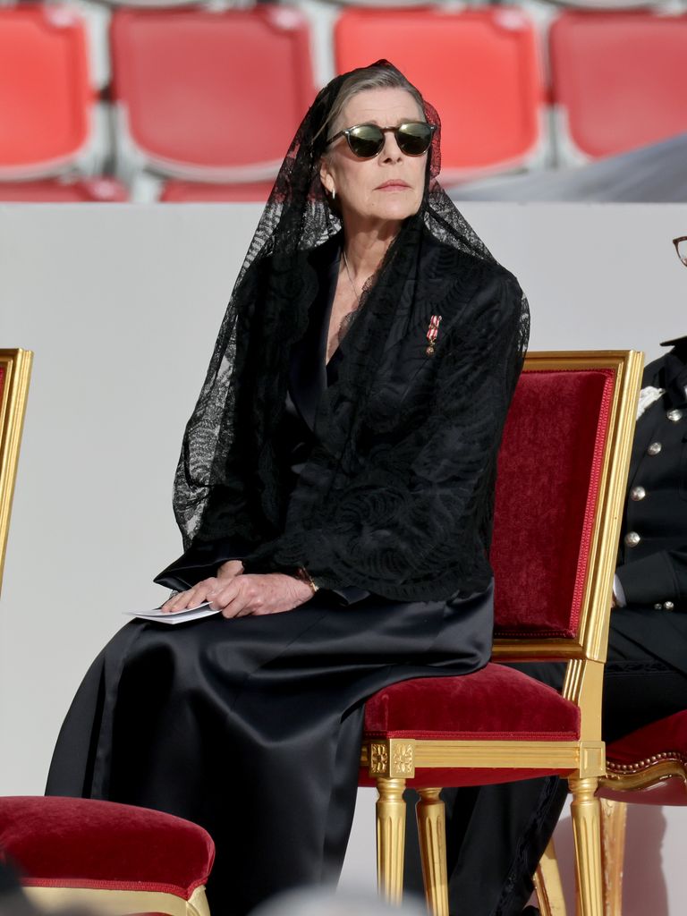 La princesa Carolina lució un look todo en negro, apegándose a los protocolos de El Vaticano, luciendo una mantilla negra, la cual se cree es una herencia de Grace Kelly.