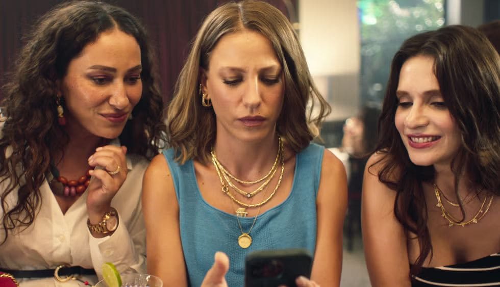 Con la ayuda de sus amigas, Leyla se adentrará en el complicado mundo de las aplicaciones para encontrar pareja