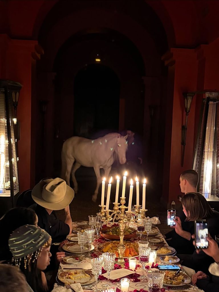 Durante una de sus lujosas comidas