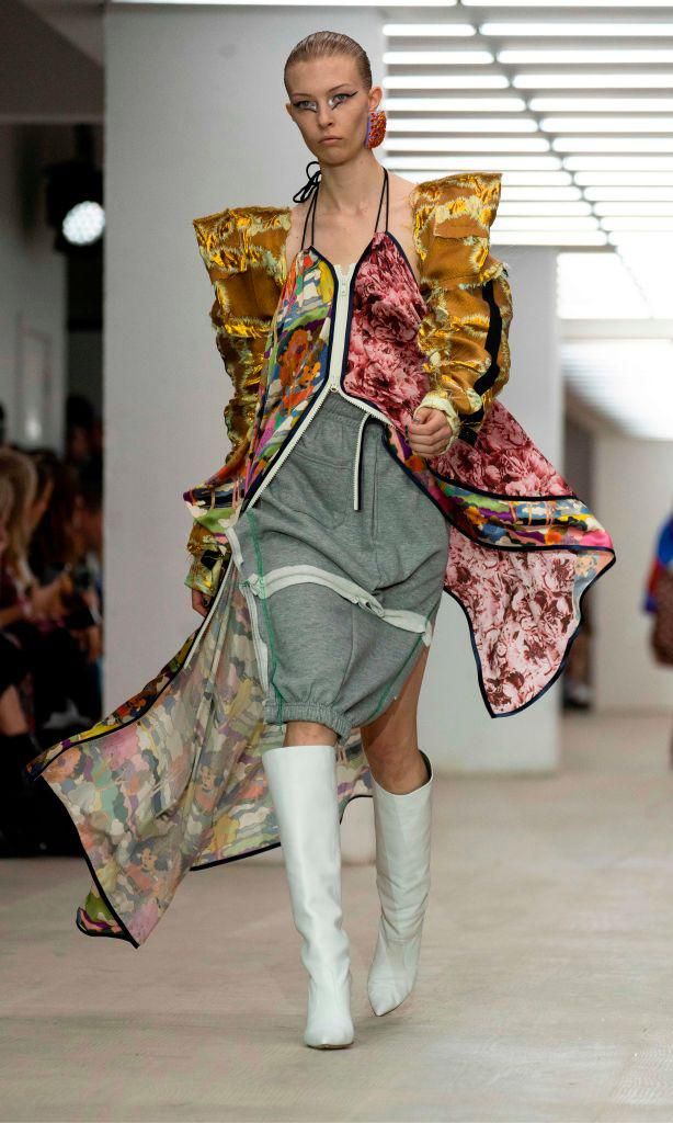 modelo con botas blancas en pasarela de matty bovan