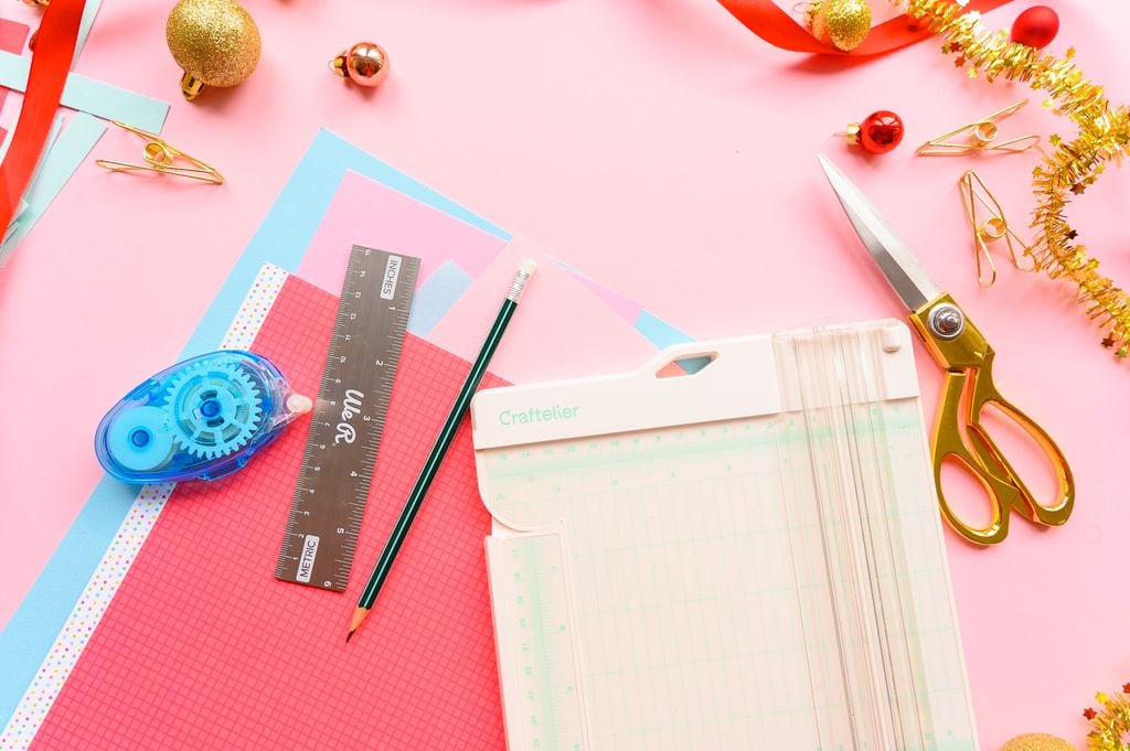 Materiales y herramientas de 3 DIY navideños con cartulinas