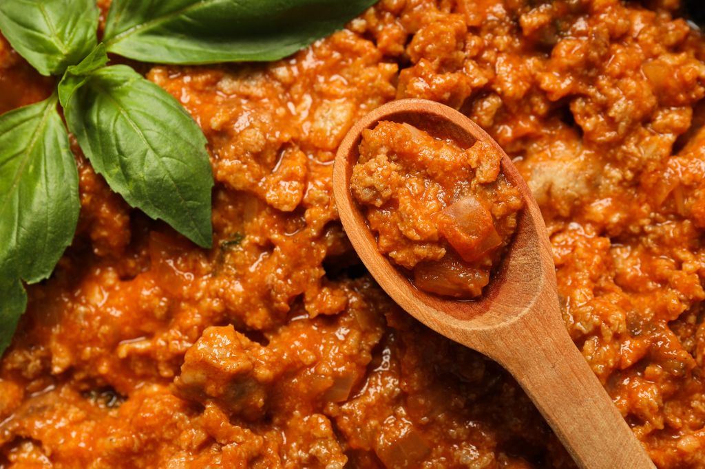 Sus ingredientes son carne picada, cebolla, tomate, zanahoria, apio y vino.