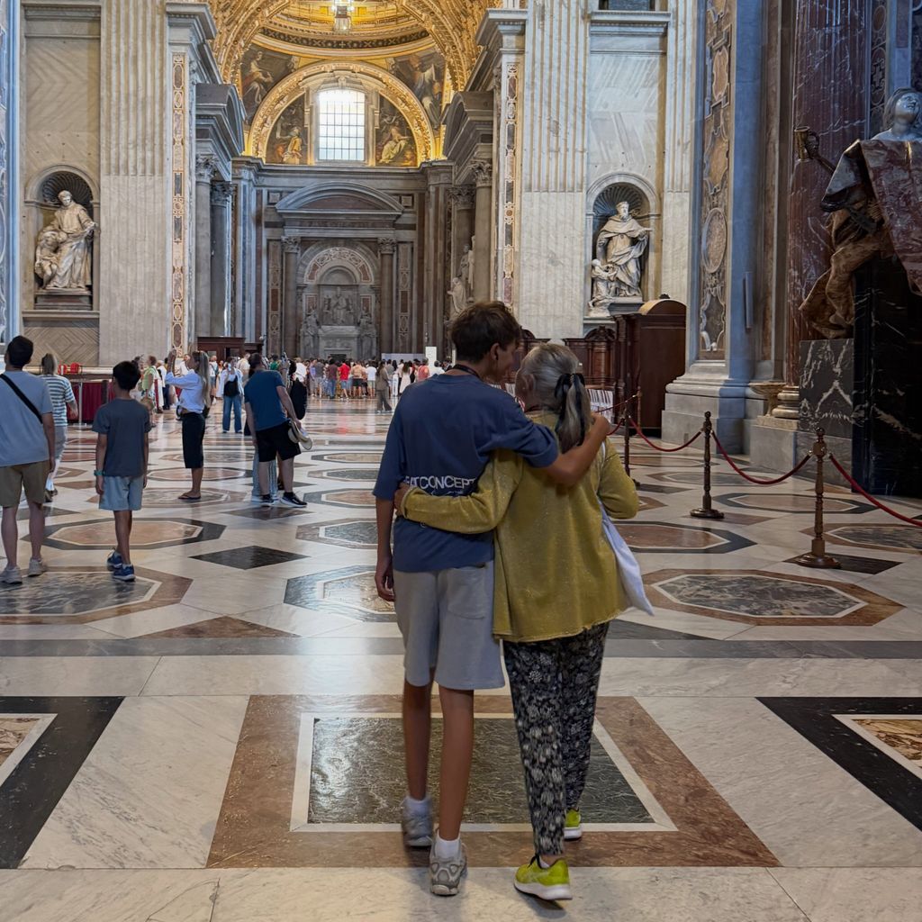 Lucas y su abuela recorren la nave central de la Basílica de San Pedro, en Roma