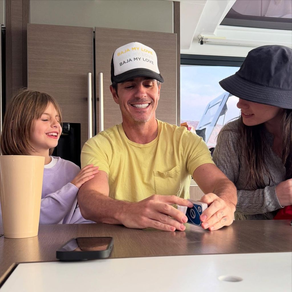 Kailani y Lorenza comparten momentos divertidos junto a su padre