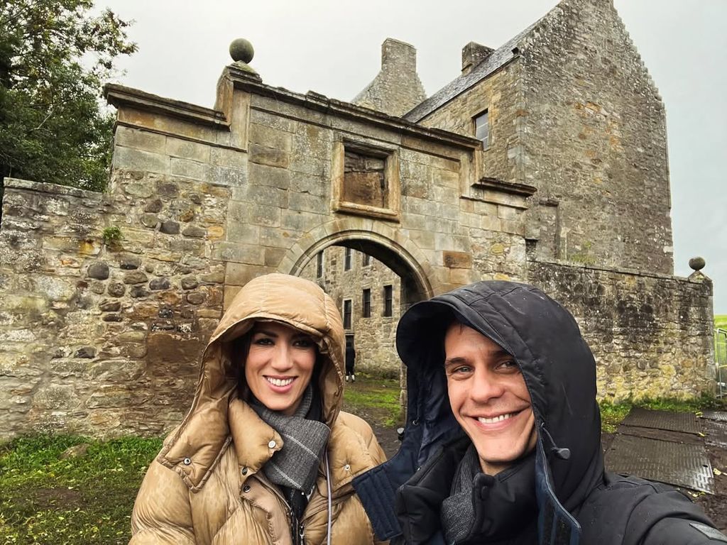 En su viaje a Escocia, Patricia Pardo y Christian Gálvez han visitado ruinas medievales.