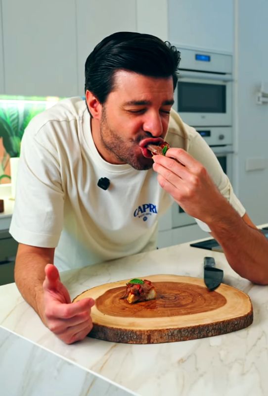 Moguel Torres prueba la tosta que ha preparado con los ingredientes dictados por la IA.