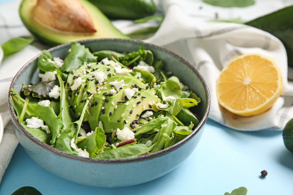 Ensalada de aguacate, queso de cabra, sésamo y mojo verde
