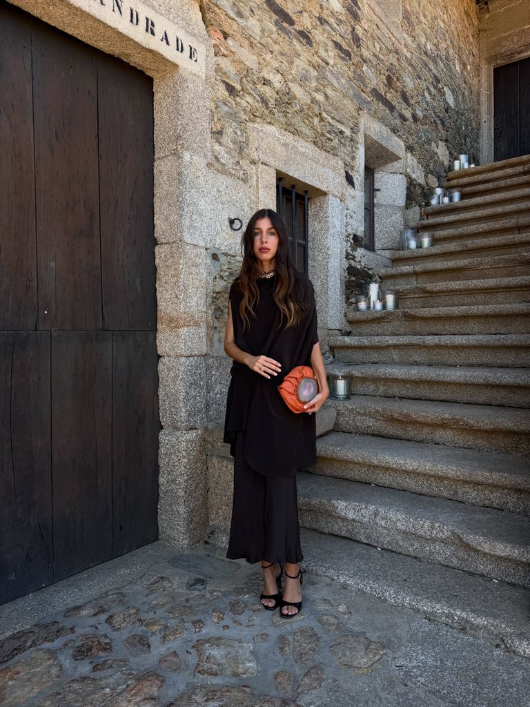 Nerea Cassi, un total look en negro y bolso naranja que marcaba la diferencia