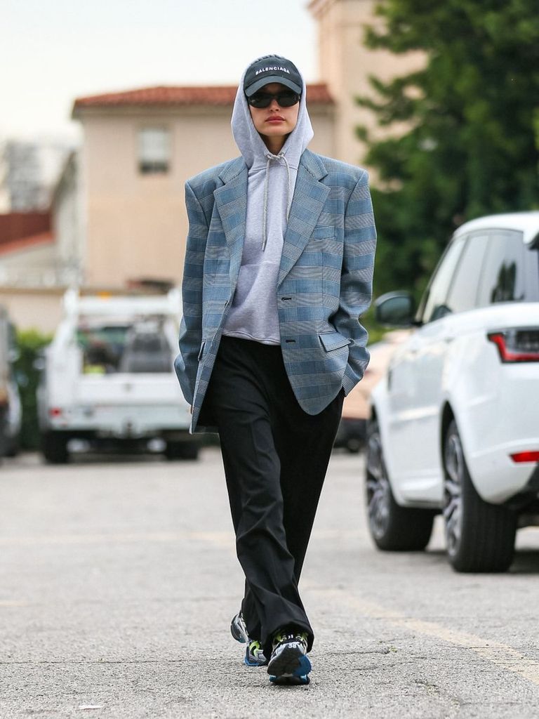 Hailey Bieber en las calles de Los Ángeles