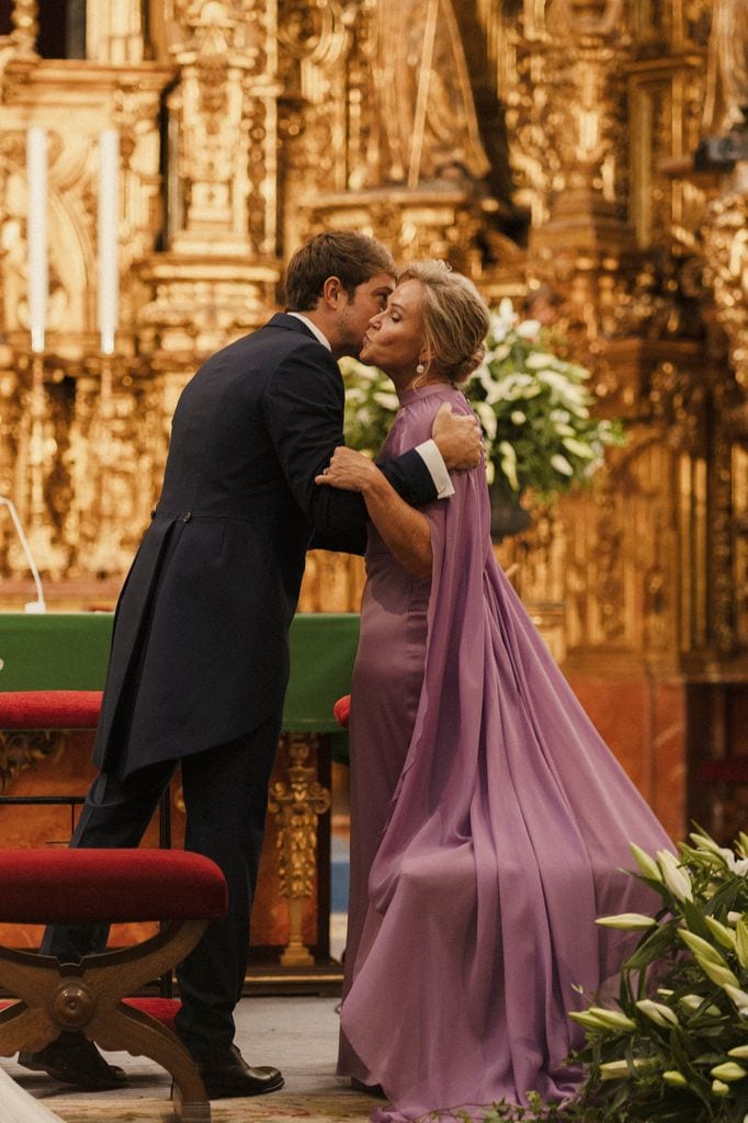 Madrina de boda viral con capa