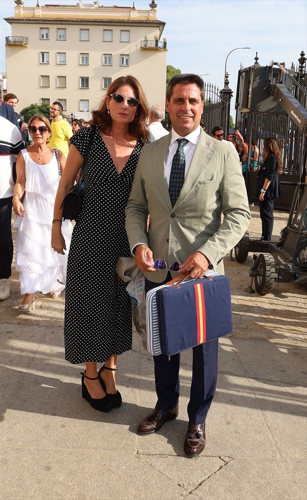 La pareja llegando para dar su apoyo a su yerno.