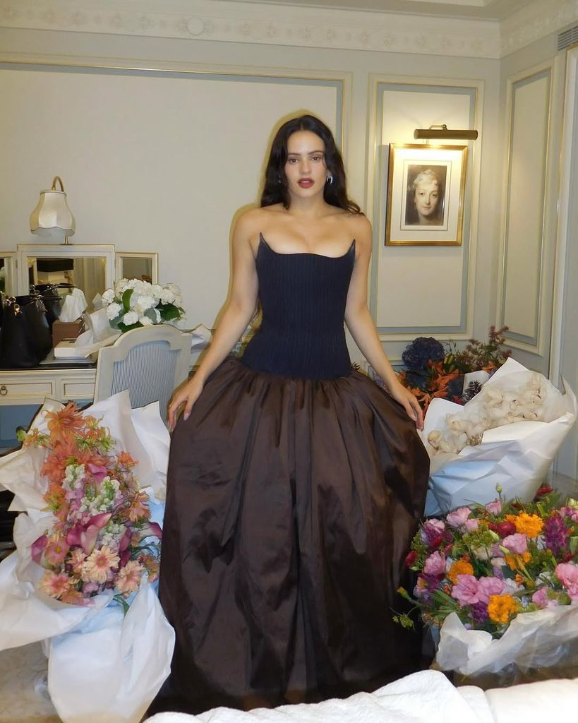 Esta nueva etapa artística de Rosalía está marcada por el minimalismo sonoro y el simbolismo visual